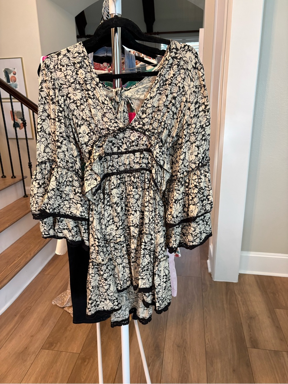 Floral Ruffle V-Neck Tunic Top - Black & Cream